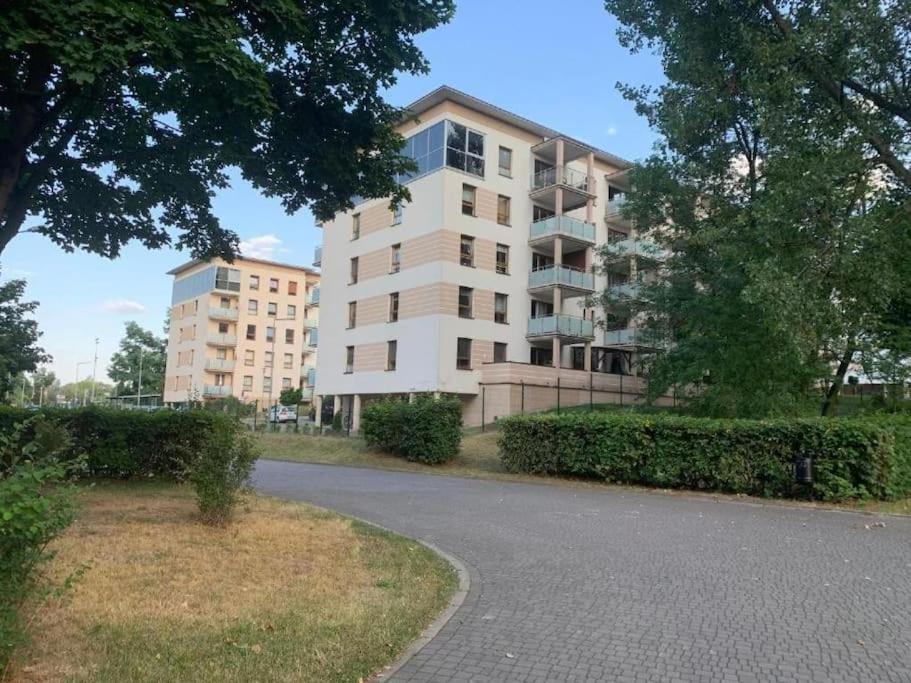 Europa22 "Apartament Delux" Z Wanna - Centrum Miasta Z Widokiem Na Staw Tomaszów Mazowiecki Extérieur photo