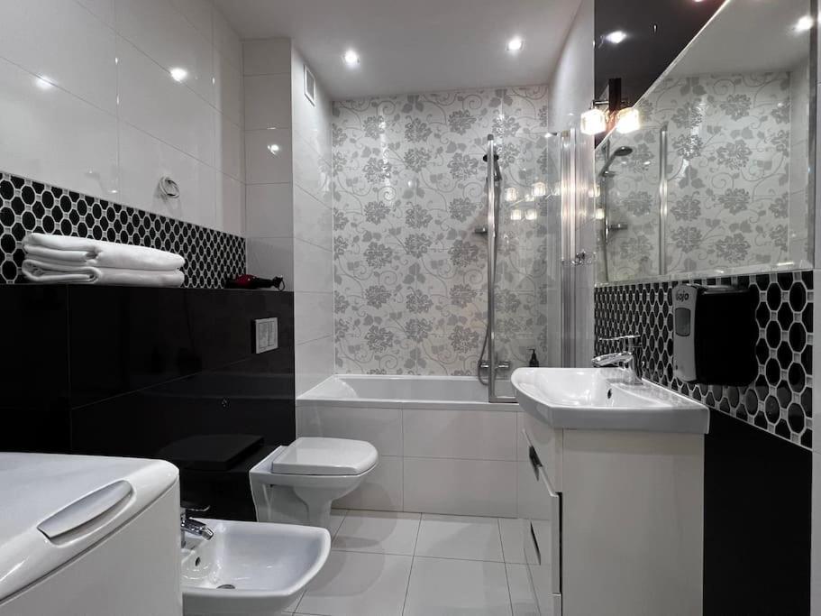Europa22 "Apartament Delux" Z Wanna - Centrum Miasta Z Widokiem Na Staw Tomaszów Mazowiecki Extérieur photo